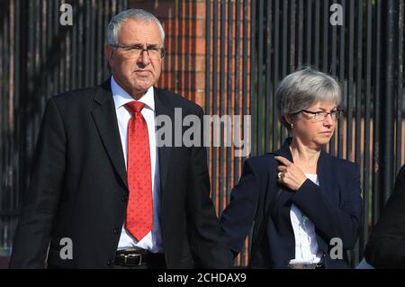 Nigel und Paula Burt, die Eltern der Studentin Olivia Burt an der Universität Durham, die vor einem Nachtclub starb und am South East Northumberland Magistrate' Court eintraf, wo Paul Hind wegen vier Anklagepunkten böswilliger Kommunikation angeklagt erscheint, nachdem er angeblich die Familien tragischer junger Menschen ins Visier genommen hat. Stockfoto