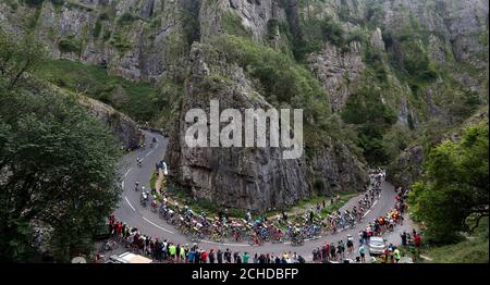 Das Hauptfeld klettert durch die Cheddar Gorge während der dritten Etappe der Ovo Energy Tour of Britain 2018 in Bristol. Stockfoto