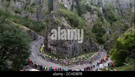 Das Hauptfeld klettert durch die Cheddar Gorge während der dritten Etappe der Ovo Energy Tour of Britain 2018 in Bristol. Stockfoto