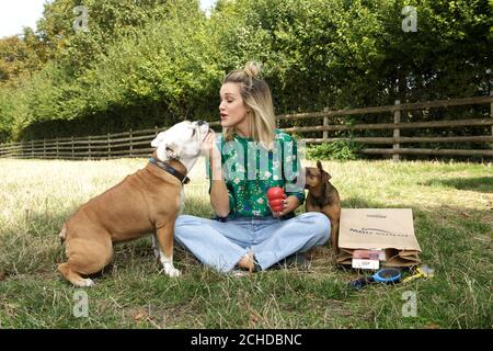 Ashley Roberts bei ihrem Besuch auf der Mudchute Farm in London, um ihre Rolle als Chefrichterin des „Face of Amazon Pets“ bekannt zu geben, einem Wettbewerb, bei dem eines der Gewinner den Hauptpreis eines £1,500-Geschenkgutscheins und ein professionelles Foto- und Videodreh erhält. Stockfoto