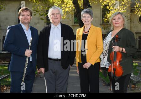 NUR REDAKTIONELLE VERWENDUNG (von links nach rechts) Gareth Davies, LSO Principal Flute und LSO Chairman, Sir Simon Rattle, London Symphony Orchestra Music Director, Kathryn McDowell, LSO Managing Director, und Belinda McFarlane, LSO Violinist bei Sir Simon Rattle, London Symphony Orchestra Music Director, bei der Ankündigung der LSO East London Academy, Das ist eine wichtige neue Musikerziehungsinitiative für junge East Londoners, bei einer Pressekonferenz im LSO St Luke&Otilde;s in London. Stockfoto