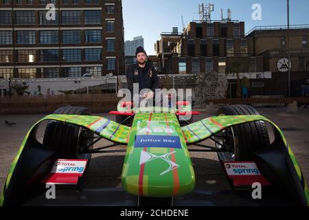 NUR FÜR REDAKTIONELLE ZWECKE Kaspersky Lab und Dean Stockton, besser bekannt unter seinem Pseudonym D*Face, enthüllen das erste Formel-E-Kunstauto überhaupt in East London. Stockfoto