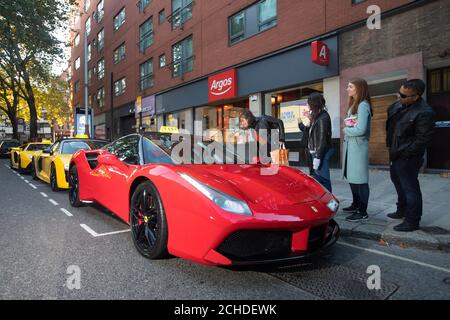 Vor Argos steht ein Ferrari 488 Spyder, neben einem Audi R8 V10 Plus Spider und einem Lamborghini Aventador, der auf Heimfahrer wartet, die ein Exemplar des mit Spannung erwarteten Forza Horizon 4 vorbestellt haben, das heute von Xbox One auf den Markt gebracht wurde. Stockfoto