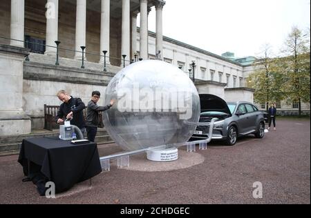 REDAKTIONELLE VERWENDUNG NUR EINE Demonstration der "sauberen Luft", die Hyundais neues Wasserstoff-Brennstoffzellenauto zeigt - das NEXO, das die Luft von Schadstoffen reinigt, das am UCL in London stattfand, nach einer Analyse der Universität, die die am stärksten verschmutzte Route der Hauptstadt kartierte. Stockfoto