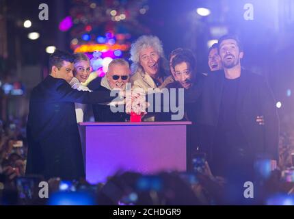 REDAKTIONELLE VERWENDUNG NUR Roger Taylor und Brian May (beide Mitte) mit Schauspielern des Bohemian Rhapsody-Films (von links nach rechts) Rami Malek, Lucy Boynton, Ben Hardy, Joe Mazzello, Allen Leech und Gwilym Lee bei der offiziellen Vorstellung einer Lichtinstallation zur Feier des Queen-Songs in der Carnaby Street in London. Die Lichter mit Freddie Mercury's Texten werden die Straße bis Januar beleuchten, zu Ehren des kommenden Films. Stockfoto