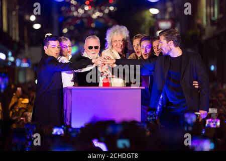 REDAKTIONELLE VERWENDUNG NUR Roger Taylor und Brian May (beide Mitte) mit Schauspielern des Bohemian Rhapsody-Films (von links nach rechts) Rami Malek, Lucy Boynton, Ben Hardy, Joe Mazzello, Allen Leech und Gwilym Lee bei der offiziellen Vorstellung einer Lichtinstallation zur Feier des Queen-Songs in der Carnaby Street in London. Die Lichter mit Freddie Mercury's Texten werden die Straße bis Januar beleuchten, zu Ehren des kommenden Films. Stockfoto