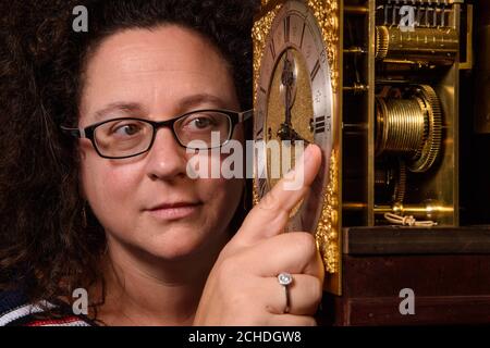 REDAKTIONELLE VERWENDUNG NUR Autor Sophie Hannah startet ihre neue Novelle A Dark Time, umgeben von der größten Sammlung antiker Uhren in Großbritannien im Pendulum of Mayfair, bevor die Uhren dieses Wochenende wieder kommen. Stockfoto