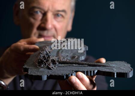 Professor Jon Adams vom Black Sea Maritime Archaeology Projekt mit einem 3D-Modell eines griechischen Schiffswracks aus dem Jahre 400 v. Chr., offiziell das älteste intakte Schiffswrack der Welt, in der Wellcome Collection, London. DRÜCKEN SIE ZUORDNUNG. Foto. Bilddatum: Dienstag, 23. Oktober 2018. Nach 3 Jahren hochmoderner technologischer Kartierung des Schwarzmeerbeckens bestätigen Wissenschaftler, dass ein intaktes Schiffswrack auf dem Meeresboden offiziell auf 400 v. Chr. datiert wurde. Bildnachweis sollte lauten: David Parry/PA Wire Stockfoto