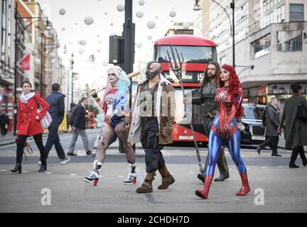 REDAKTIONELLE VERWENDUNG NUR EINE Gruppe von führenden britischen Cosplayern gekleidet als Comic-Figuren Iron man, Spiderwoman, Aquaman, Bane und Harley Quinn in Oxford Street am Mittwoch vor der MCM Comic Con, die in der Excel London von Freitag 26. Bis Sonntag 28. Oktober kehrt. Stockfoto