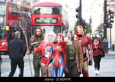 REDAKTIONELLE VERWENDUNG NUR EINE Gruppe von führenden britischen Cosplayern gekleidet als Comic-Figuren Iron man, Spiderwoman, Aquaman, Bane und Harley Quinn in Oxford Street am Mittwoch vor der MCM Comic Con, die in der Excel London von Freitag 26. Bis Sonntag 28. Oktober kehrt. Stockfoto