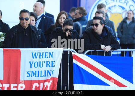 Aiyawatt Srivaddhanaprabha und Mutter Aimon (Mitte) mit Familienmitgliedern in Leicester City Football Club, Leicester Vorsitzender Vichai Srivaddhanaprabha, gehörte zu denen, die zu haben auf tragische Weise ihr Leben am Samstag Abend, wenn ein Hubschrauber mit ihm und vier andere Personen außerhalb King Power Stadion abgestürzt verloren. Stockfoto