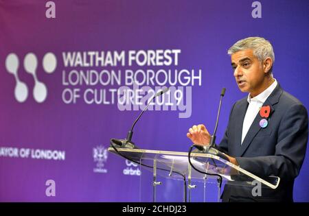 REDAKTIONELLE VERWENDUNG NUR der Londoner Bürgermeister Sadiq Khan spricht bei einer Medieneinführung die Gäste an, um das Programm für Waltham Forest London Borough of Culture 2019, London, bekannt zu geben. DRÜCKEN SIE ZUORDNUNG. Foto. Bilddatum: Dienstag, 30. Oktober 2018. Der London Borough of Culture Award ist eine wichtige neue Initiative des Londoner Bürgermeisters, die die Kultur in den Mittelpunkt der lokalen Gemeinschaften stellt und den Charakter und die Vielfalt der Londoner Stadtteile beleuchtet. Insgesamt haben 22 Stadtbezirke Angebote für London Borough of Culture eingereicht. Bildnachweis sollte lauten: John Stillwell / PA Wire Stockfoto