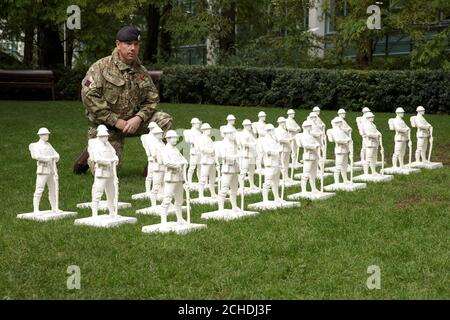 REDAKTIONELLE VERWENDUNG NUR EIN Soldat von 3RSME, der Royal School of Military Engineering, betrachtet ein Stück namens 'Lost Armies', Das Werk wurde vom Künstler Mark Humphrey entworfen und ist im Jubilee Park in Canary Wharf, London, als Teil des Remembrance Art Trail anlässlich des 100. Jahrestages des Endes des Ersten Weltkriegs zu sehen. Stockfoto