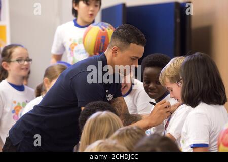 MITTWOCH, 1. NOVEMBER, 0001. NOVEMBER, NUR REDAKTIONELLE VERWENDUNG Markenbotschafter Jermaine Jenas mit Studenten an der Hollymount School im Rahmen der Beko&Otilde;s Eat Like A Pro-Kampagne, die Kinder zu einem gesünderen Essen inspirieren und Familien zum gemeinsamen Kochen ermutigen soll, Wimbledon, London. Stockfoto