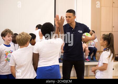 MONTAG, 0001. NOVEMBER, nur REDAKTIONELLE VERWENDUNG Markenbotschafter Jermaine Jenas nimmt an einer Fitnessveranstaltung an der Hollymount School Teil, die Teil der Beko&Otilde;s Eat Like A Pro Kampagne ist, die Kinder dazu inspirieren soll, etwas gesünder zu essen und Familien zum gemeinsamen Kochen zu ermutigen, Wimbledon, London. Stockfoto