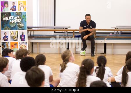 MONTAG, 0001. NOVEMBER, nur REDAKTIONELLE VERWENDUNG Markenbotschafter Jermaine Jenas nimmt an einer Fitnessveranstaltung an der Hollymount School Teil, die Teil der Beko&Otilde;s Eat Like A Pro Kampagne ist, die Kinder dazu inspirieren soll, etwas gesünder zu essen und Familien zum gemeinsamen Kochen zu ermutigen, Wimbledon, London. Stockfoto