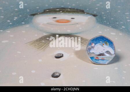 REDAKTIONELLE VERWENDUNG NUR die Royal Mint hat eine Reihe von Sondermünzen mit Raymond Briggs Kreation The Snowman veröffentlicht, die hier mit Original Snowman-Artwork abgebildet sind, um 40 Jahre seit der Veröffentlichung des zeitlosen Klassikers zu feiern. Stockfoto