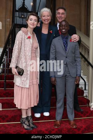 Schauspielerin Emma Thompson mit ihrem Mann Greg Wise und den Kindern Gaia Wise (links) und Tindy Agaba (rechts) kommen am Buckingham Palace in London an, wo sie ihre Verdammnis bei einer Investiturzeremonie empfangen wird. Stockfoto