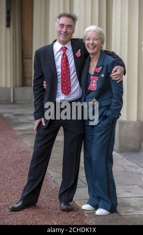 Die Schauspielerin Emma Thompson und ihr Mann Greg Wise verlassen den Buckingham Palace, London, nachdem sie ihre Verdammnis bei einer Investiturfeier erhalten hatte. Stockfoto