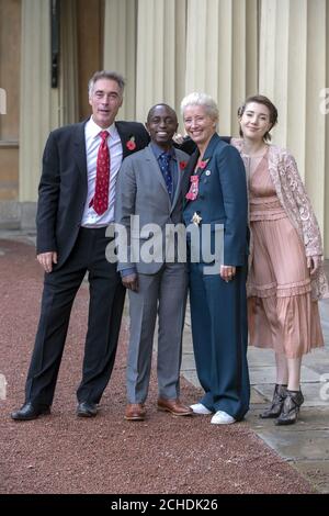Die Schauspielerin Emma Thompson mit ihrem Mann Greg Wise und den Kindern Gaia Wise und Tindy Agaba verlässt den Buckingham Palace, London, nachdem sie ihre Verdammnis bei einer Investiturzeremonie erhalten hatte. Stockfoto