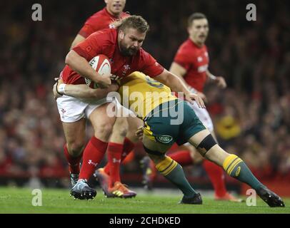 Wales Tomas Francis wird vom australischen David Pocock beim Autumn International Match im Fürstentum Stadium in Cardiff angegangen. Stockfoto