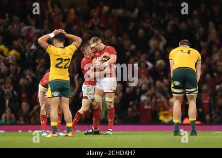 Gareth Anscombe (links) und Alun Wyn Jones aus Wales feiern den Sieg über Australien beim Autumn International Match im Fürstentum Stadium in Cardiff. Stockfoto