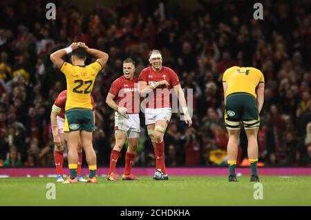 Gareth Anscombe (links) und Alun Wyn Jones aus Wales feiern den Sieg über Australien beim Autumn International Match im Fürstentum Stadium in Cardiff. Stockfoto