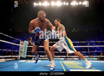 Tony Bellew (links) in Aktion gegen Oleksandr Usyk während der Wbc, WBA, IBF, WBO und Ring Magazin Cruiserweight WM-Kampf in der Manchester Arena. Stockfoto