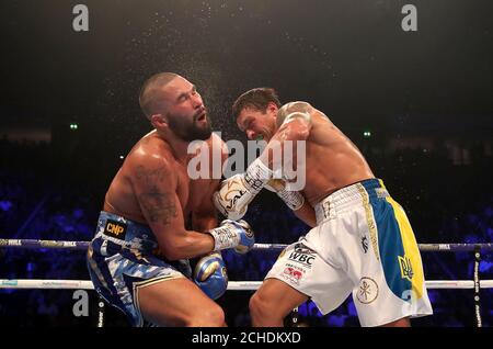 Tony Bellew (links) in Aktion gegen Oleksandr Usyk während der Wbc, WBA, IBF, WBO und Ring Magazin Cruiserweight WM-Kampf in der Manchester Arena. Stockfoto