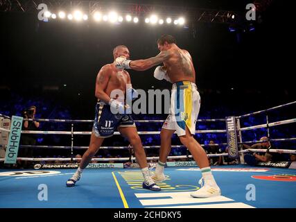 Tony Bellew (links) in Aktion gegen Oleksandr Usyk während der Wbc, WBA, IBF, WBO und Ring Magazin Cruiserweight WM-Kampf in der Manchester Arena. Stockfoto