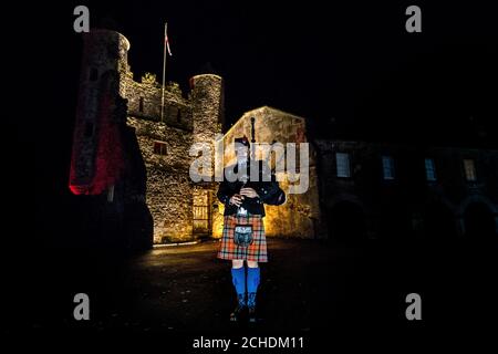 Piper Darren Robinson von Killadeas Pipe Band spielt "When the Battle's O'er" während einer Zeremonie am Waffenstillstandstag im Enniskillen Castle in Co Fermanagh, Nordirland, zum 100. Jahrestag der Unterzeichnung des Waffenstillstands, der das Ende des Ersten Weltkriegs markierte. Stockfoto