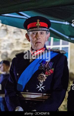 Der Vertreter der Königin, der Lord-Lieutenant für Grafschaft Fermanagh, Viscount Brookeborough, während einer Morgendämmerung Armistice Day Zeremonie in Enniskillen Castle in Co Fermanagh, Nordirland, zum 100. Jahrestag der Unterzeichnung des Waffenstillstands, die das Ende des Ersten Weltkriegs markiert. Stockfoto