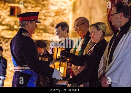 Der Vertreter der Königin, der Lord-Lieutenant für Grafschaft Fermanagh, Viscount Brookeborough (links) überreicht eine Laterne an methodistische Kirche Vertreter Reverend Lorna Dreaning während einer Morgendämmerung Waffenstillstandstag Zeremonie in Enniskillen Castle in Co Fermanagh, Nordirland, Zum 100. Jahrestag der Unterzeichnung des Waffenstillstands, der das Ende des Ersten Weltkriegs markierte. Stockfoto