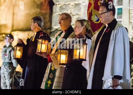 (Von links nach rechts) Presbyterianischer Kirchenminister Rev. David Cupples, Msgr. Peter O'Reilly, Methodist Reverend Lorna Dreaning und Church of Ireland der sehr Reverend Kenneth Robert James Hall hält Laternen, die ihnen vom Vertreter der Königin, dem Lord-Lieutenant für County Fermanagh, Viscount Brookeborough, Während einer Morgendämmerung Armistice Day Zeremonie in Enniskillen Castle in Co Fermanagh, Nordirland. Stockfoto