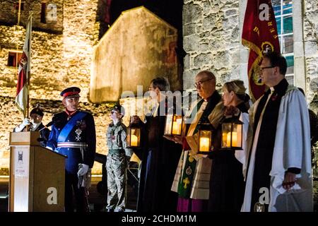 (Von links nach rechts) der Vertreter der Königin, der Oberleutnant der Grafschaft Fermanagh, Viscount Brookeborough, an den Presbyterianischen Kirchenminister Rev David Cupples, Mons. Peter O'Reilly, Methodist Reverend Lorna Dreaning und Church of Ireland, den Very Reverend Kenneth Robert James Hall, Nach der Überreichung einer Laterne an jeden von ihnen während einer Morgendämmerung Waffenstilltag Zeremonie in Enniskillen Castle in Co Fermanagh, Nordirland. Stockfoto