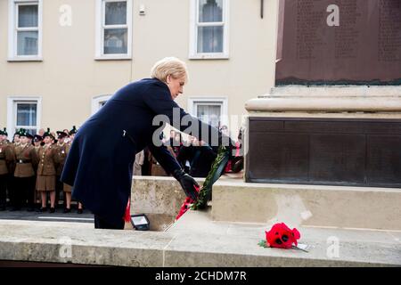 Heather Humphreys die irische Ministerin für Wirtschaft, Unternehmen und Innovation legt während des Gedenksonntages in Enniskillen in der Grafschaft Fermanagh, Nordirland, einen Kranz auf das Enniskillen Cenotaph, zum 100. Jahrestag der Unterzeichnung des Waffenstillstands, der das Ende des Ersten Weltkriegs markierte. Stockfoto