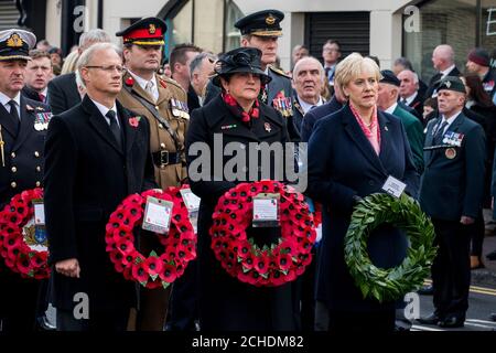 Sir Jonathan Stephens Ständiger Sekretär im Northern Ireland Office (links) im Namen der Karen Bradley Staatssekretärin für Nordirland, DUP-Chef Arlene Foster (Mitte) und Heather Humphreys (rechts) irischer Wirtschaftsminister, Unternehmen und Innovation beim Enniskillen-Cenotaph während des Gedenksonntages in Enniskillen in der Grafschaft Fermanagh, Nordirland, zum 100. Jahrestag der Unterzeichnung des Waffenstillstands, der das Ende des Ersten Weltkriegs markierte. Stockfoto