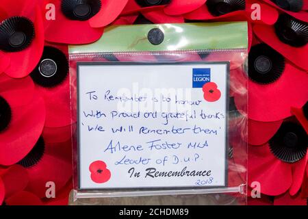 Eine Botschaft von DUP-Führer Arlene Foster auf dem Kranz beim Enniskillen-Cenotaph während des Gedenksonntages in Enniskillen in der Grafschaft Fermanagh, Nordirland, zum 100. Jahrestag der Unterzeichnung des Waffenstillstands, der das Ende des Ersten Weltkriegs markierte. Stockfoto