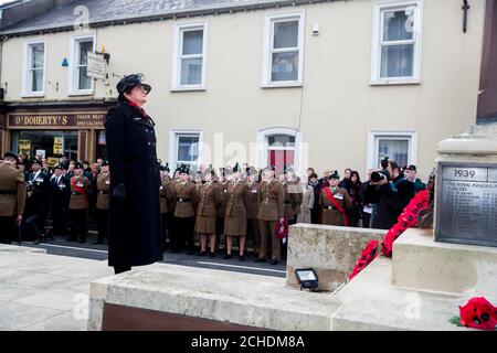 DUP-Führer Arlene Foster legt während des Gedenksonntages in Enniskillen in der Grafschaft Fermanagh, Nordirland, einen Kranz am Enniskillen-Cenotaph ab, am 100. Jahrestag der Unterzeichnung des Waffenstillstands, der das Ende des Ersten Weltkriegs markierte. Stockfoto