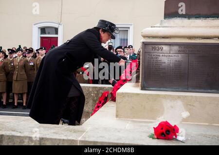 DUP-Führer Arlene Foster legt während des Gedenksonntages in Enniskillen in der Grafschaft Fermanagh, Nordirland, einen Kranz am Enniskillen-Cenotaph ab, am 100. Jahrestag der Unterzeichnung des Waffenstillstands, der das Ende des Ersten Weltkriegs markierte. Stockfoto