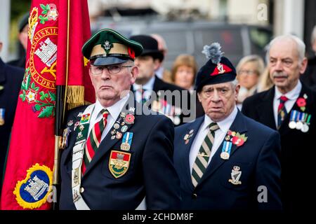 Veteranen, die an einem Gedenktag im Enniskillen Cenotaph während des Gedenktages in Enniskillen in der Grafschaft Fermanagh, Nordirland, teilnehmen, am 100. Jahrestag der Unterzeichnung des Waffenstillstands, der das Ende des Ersten Weltkriegs markierte. Stockfoto