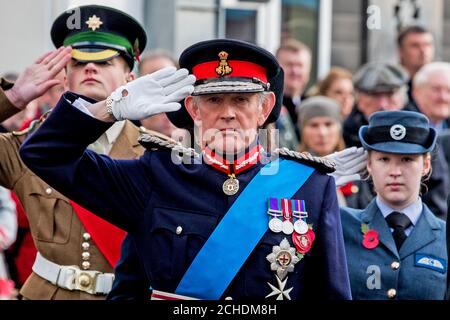 Der Vertreter der Königin, der Lord-Lieutenant für Grafschaft Fermanagh, Viscount Brookeborough, grüsst beim Enniskillen-Cenotaph während des Gedenksonntages in Enniskillen in der Grafschaft Fermanagh, Nordirland, am 100. Jahrestag der Unterzeichnung des Waffenstillstands, der das Ende des Ersten Weltkriegs markierte. Stockfoto