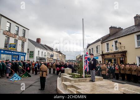 Die Unionsflagge am Halbmast während des Gedenksonntages am Enniskillen-Cenotaph während des Gedenksonntages in Enniskillen in der Grafschaft Fermanagh, Nordirland, zum 100. Jahrestag der Unterzeichnung des Waffenstillstands, der das Ende des Ersten Weltkriegs markierte. Stockfoto