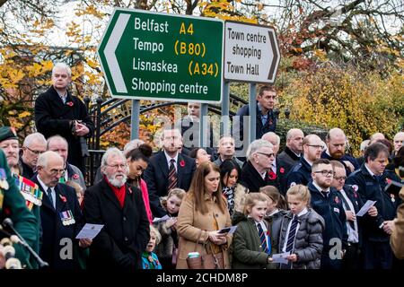 Menschen beobachten einen Gedenksonntag im Enniskillen Cenotaph während des Gedenksonntages in Enniskillen in der Grafschaft Fermanagh, Nordirland, zum 100. Jahrestag der Unterzeichnung des Waffenstillstands, der das Ende des Ersten Weltkriegs markierte. Stockfoto