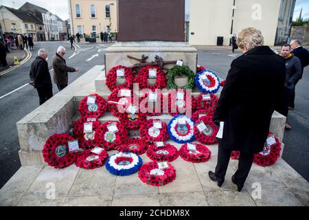 Das Enniskillen-Cenotaph während des Gedenksonntages in Enniskillen in der Grafschaft Fermanagh, Nordirland, zum 100. Jahrestag der Unterzeichnung des Waffenstillstands, der das Ende des Ersten Weltkriegs markierte. Stockfoto