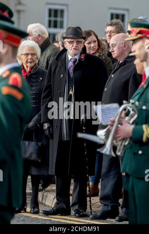 Enniskillen Bombenüberlebender Jim Dixon (Mitte) im Enniskillen Cenotaph während des Gedenksonntages in Enniskillen in der Grafschaft Fermanagh, Nordirland, zum 100. Jahrestag der Unterzeichnung des Waffenstillstands, der das Ende des Ersten Weltkriegs markierte. Stockfoto