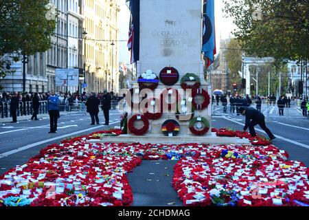 Kränze decken den Boden nach der Trauerfeier am Ehrenmal Gedenkstätte in Whitehall, London, auf das 100-jährige Jubiläum der Unterzeichnung der Waffenstillstand, dem Ende des ersten Weltkriegs markiert. Stockfoto