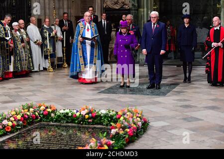 Königin Elizabeth II. Und Bundespräsident Frank-Walter Steinmeier nehmen an einem Nationaldienst anlässlich des hundertjährigen Waffenstillstandsjubiläums in Westminster Abbey, London, Teil. Stockfoto