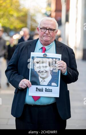 Pat Quinn trägt ein Bild seines 19-jährigen Bruders Frank Quinn, der während des Massakers von Ballymurphy getötet wurde. Herr Quinn soll heute im Rahmen der Untersuchung der Ballymurphy am Gericht in Laganside Beweise vorlegen. Stockfoto