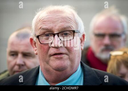 Pat Quinn, dessen 19-jähriger Bruder Frank Quinn beim Massaker von Ballymurphy getötet wurde, spricht mit Medien vor dem Laganside Court in Belfast, wo er später heute im Rahmen der Ballymurphy Inquest Beweise vorlegen soll. Stockfoto